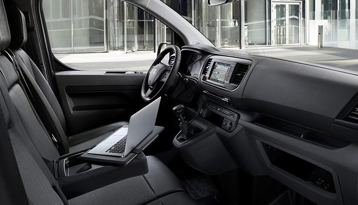 Внутри коммерческого фургона PEUGEOT Expert акцент сделан на комфорт при вождении.
